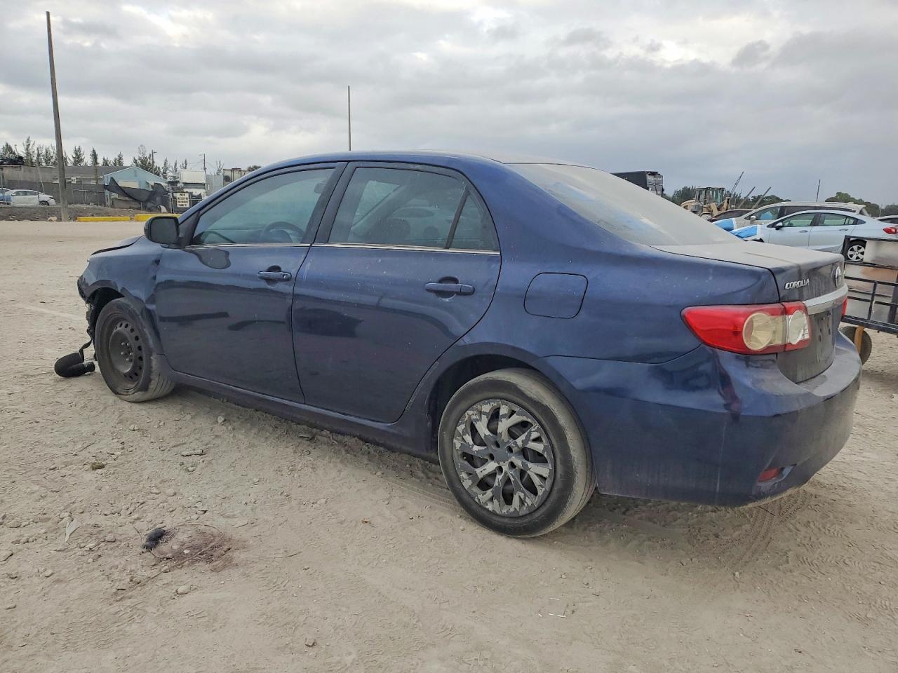 2013 TOYOTA COROLLA LE photo 2