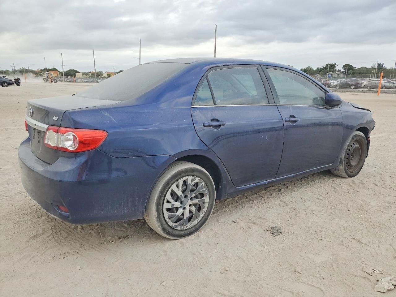 2013 TOYOTA COROLLA LE photo 3