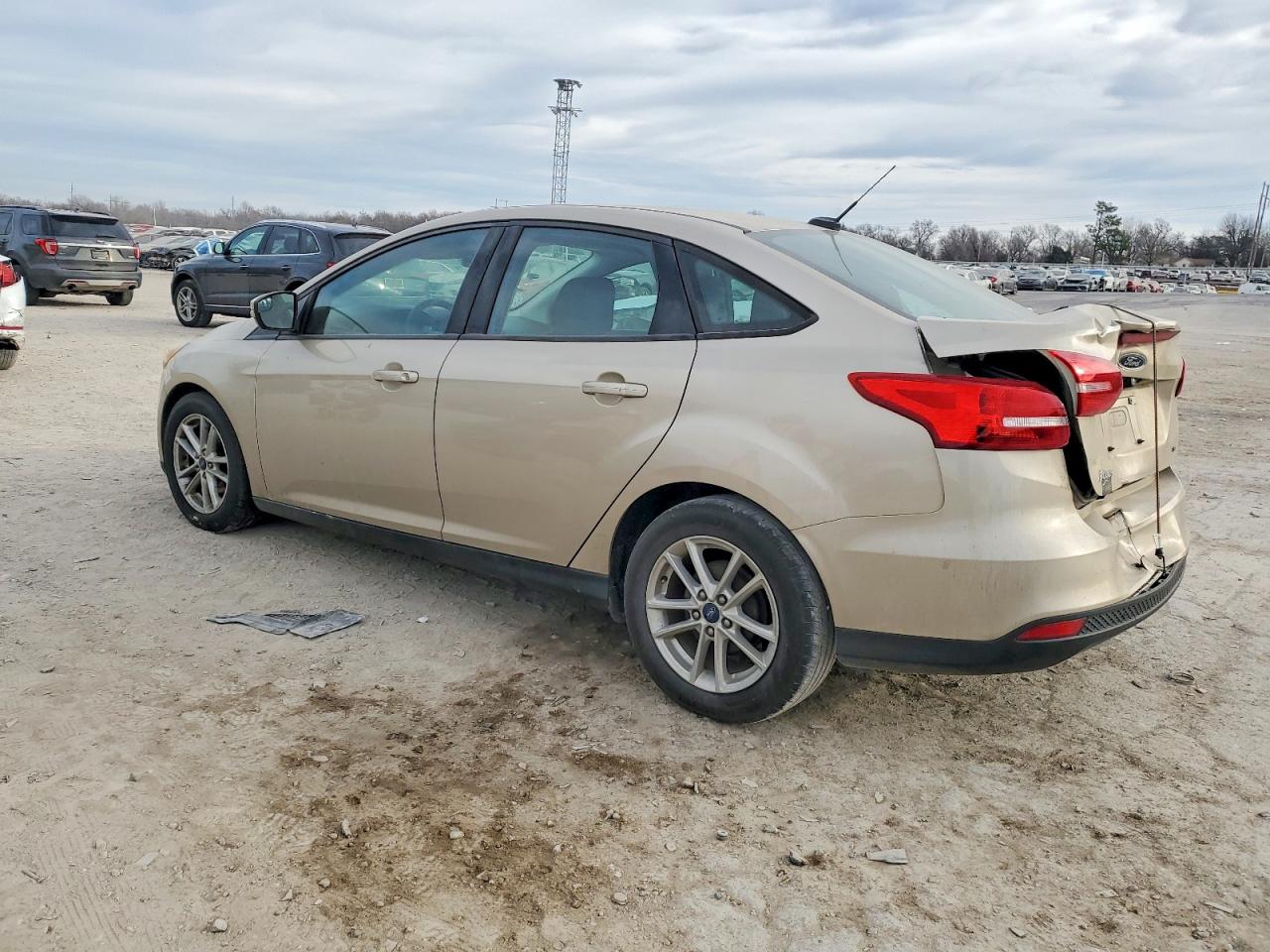 2017 FORD FOCUS SE photo 2