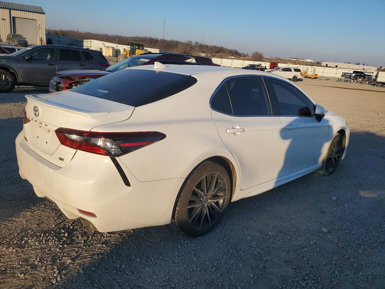 2021 TOYOTA CAMRY SE photo 3