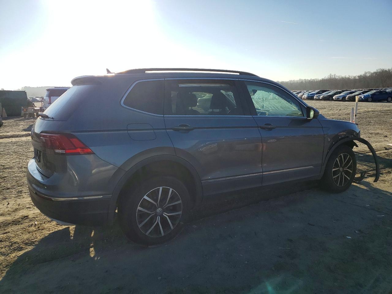 2020 VOLKSWAGEN TIGUAN SE photo 3