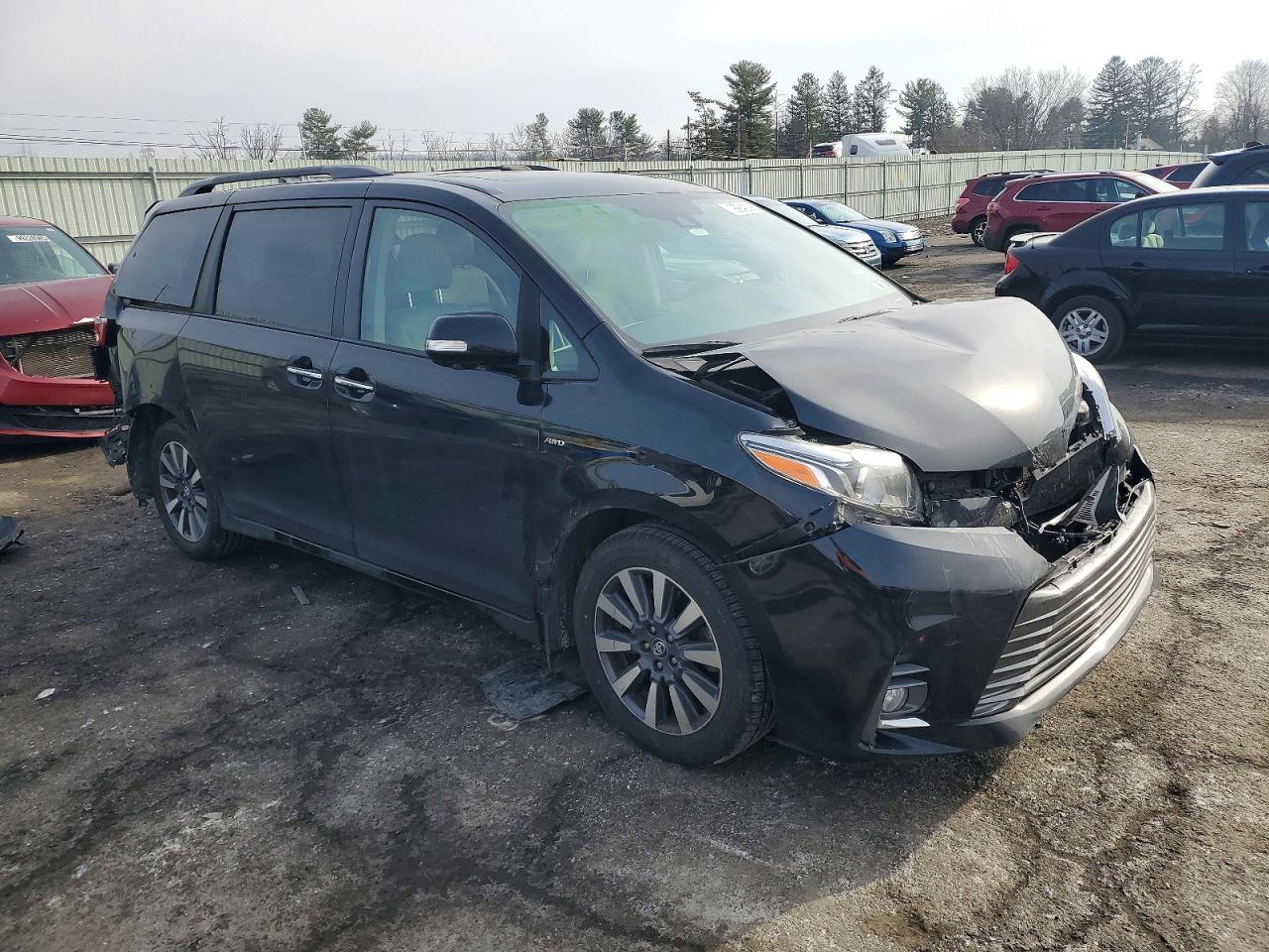 2020 TOYOTA SIENNA XLE photo 4