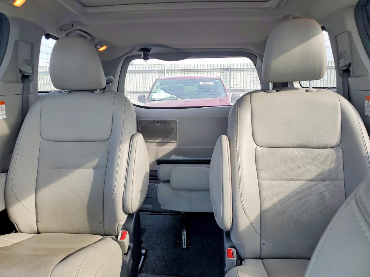 2020 TOYOTA SIENNA XLE photo 10