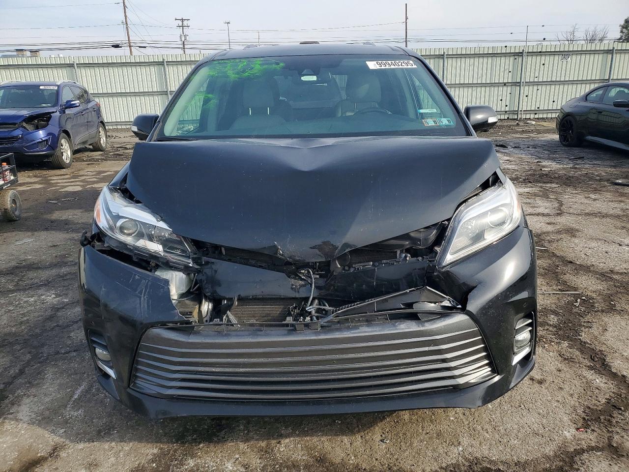 2020 TOYOTA SIENNA XLE photo 5