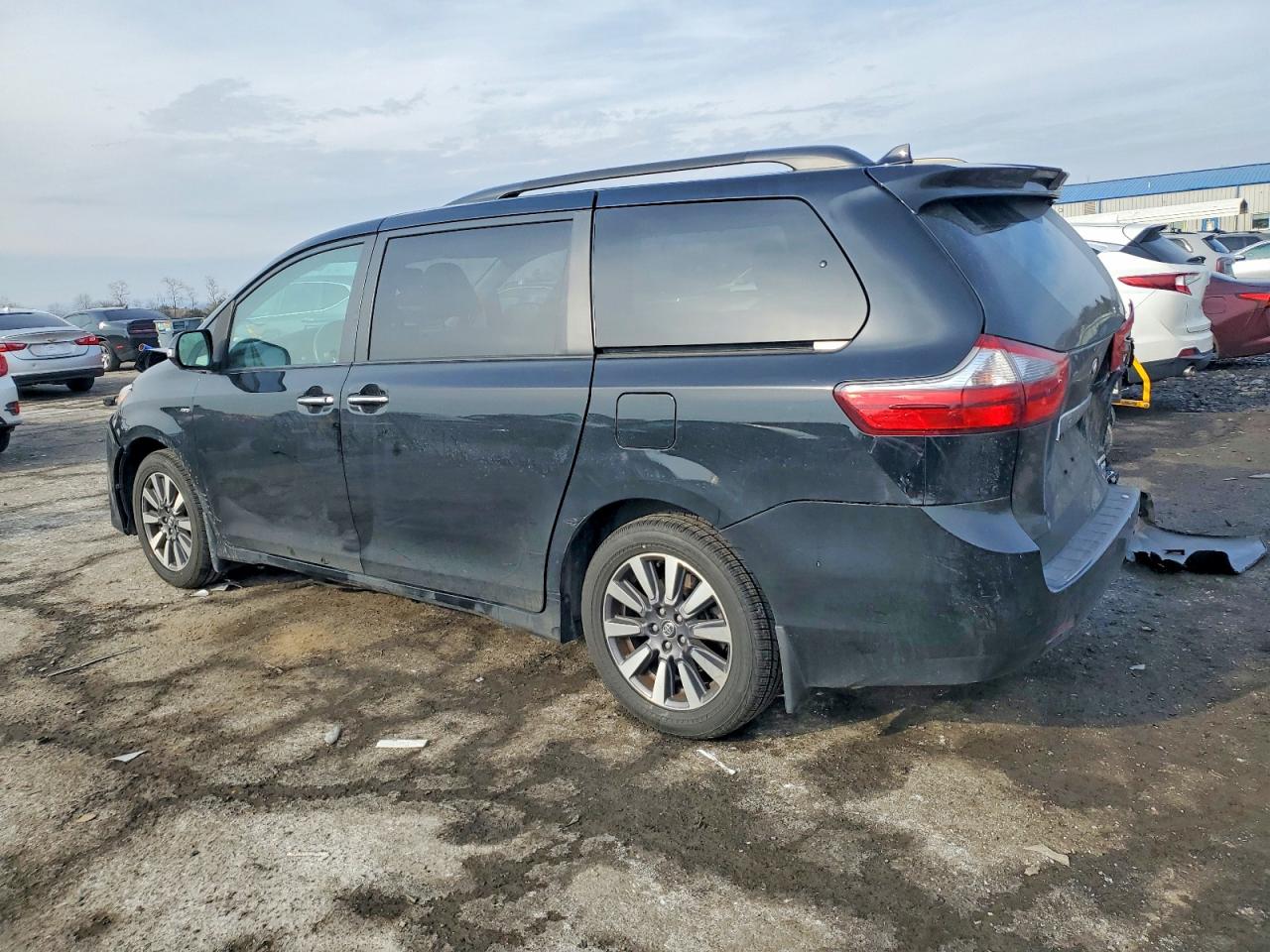 2020 TOYOTA SIENNA XLE photo 2
