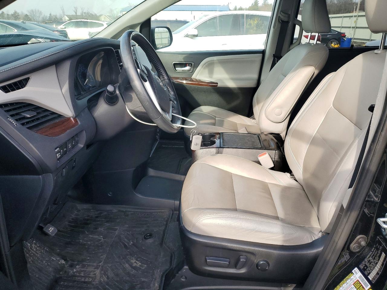 2020 TOYOTA SIENNA XLE photo 7