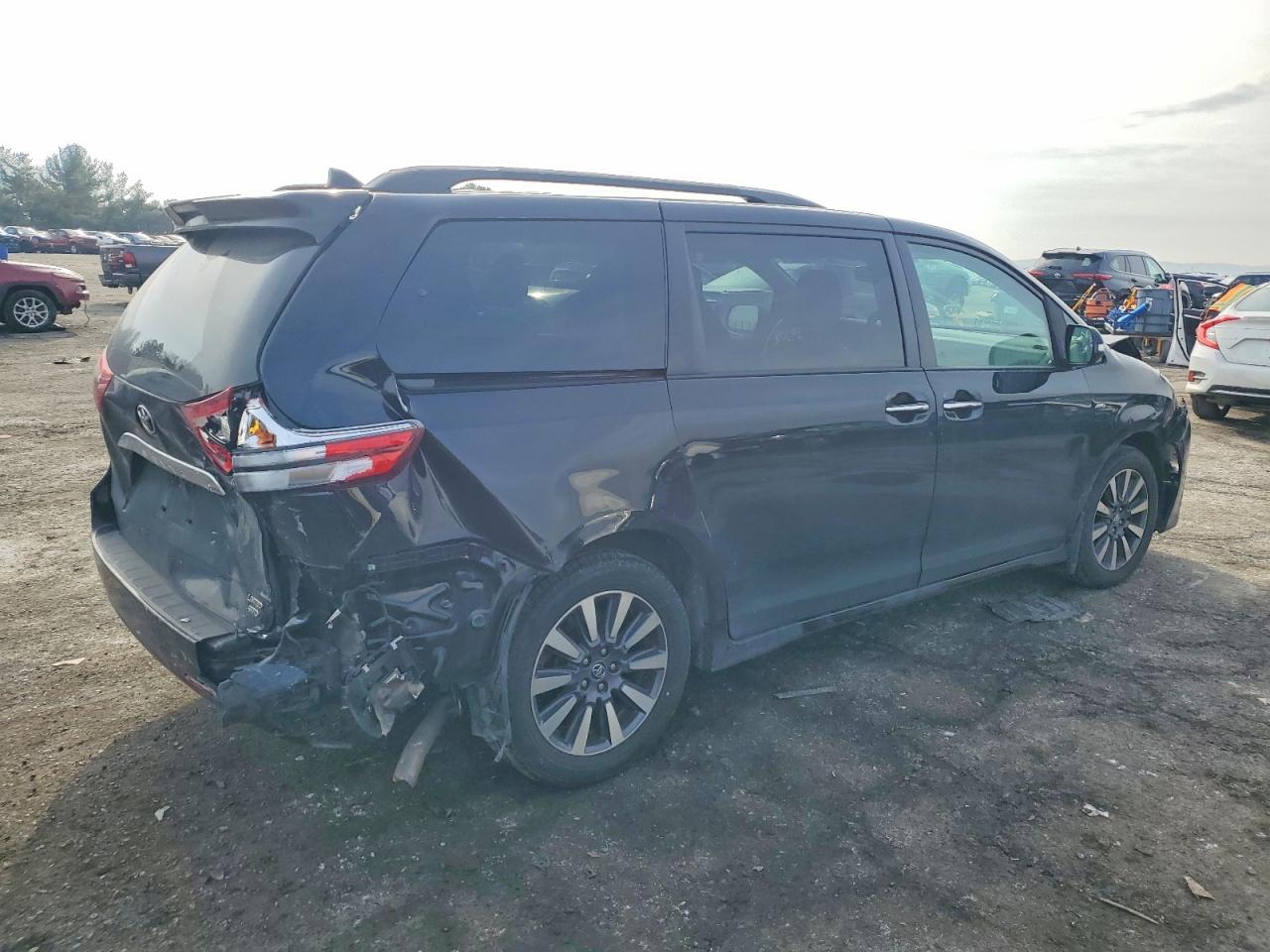 2020 TOYOTA SIENNA XLE photo 3