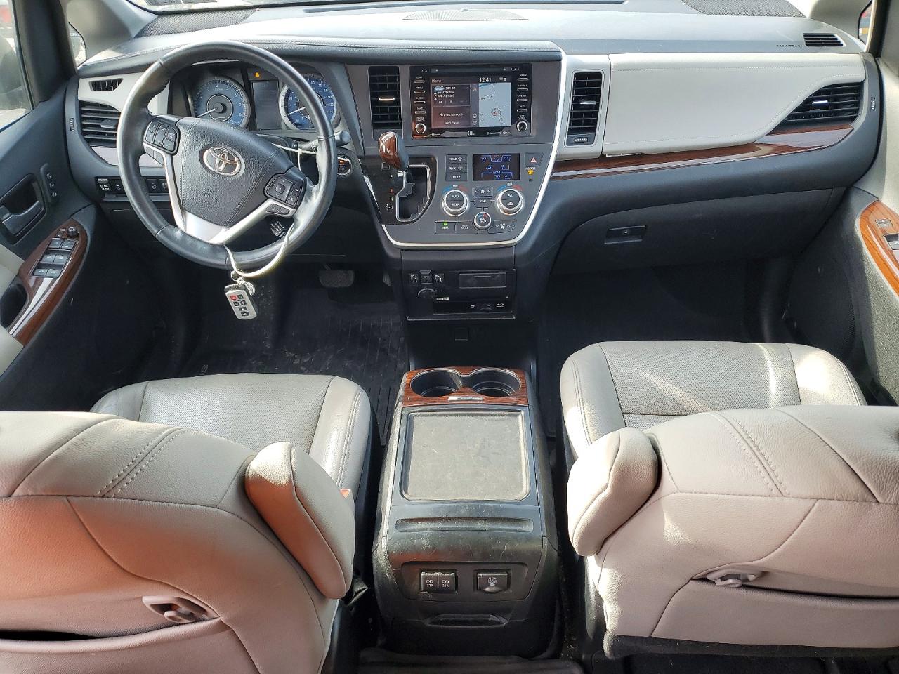 2020 TOYOTA SIENNA XLE photo 8