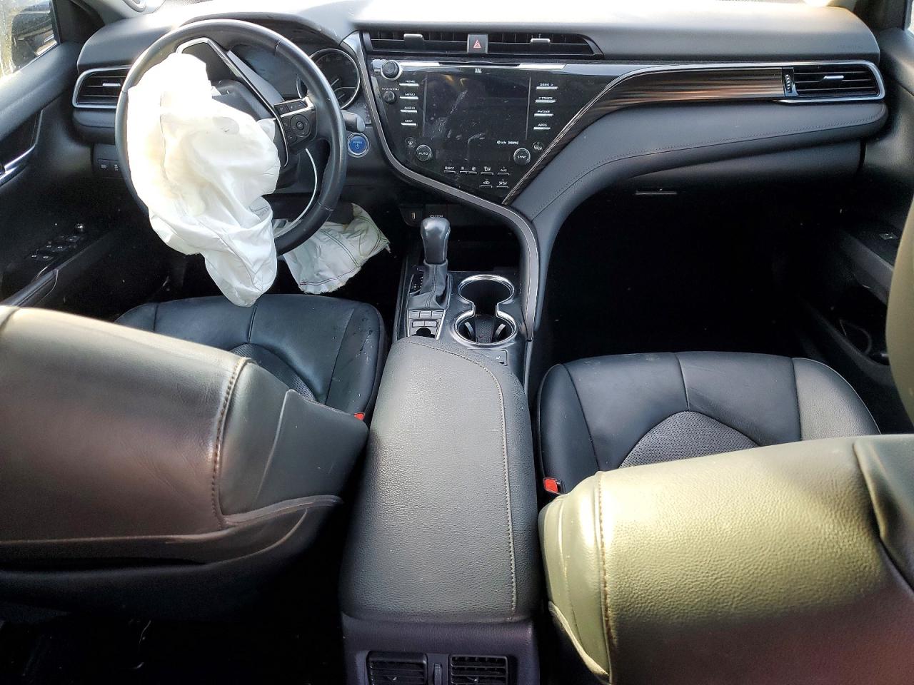 2020 TOYOTA CAMRY XLE photo 8