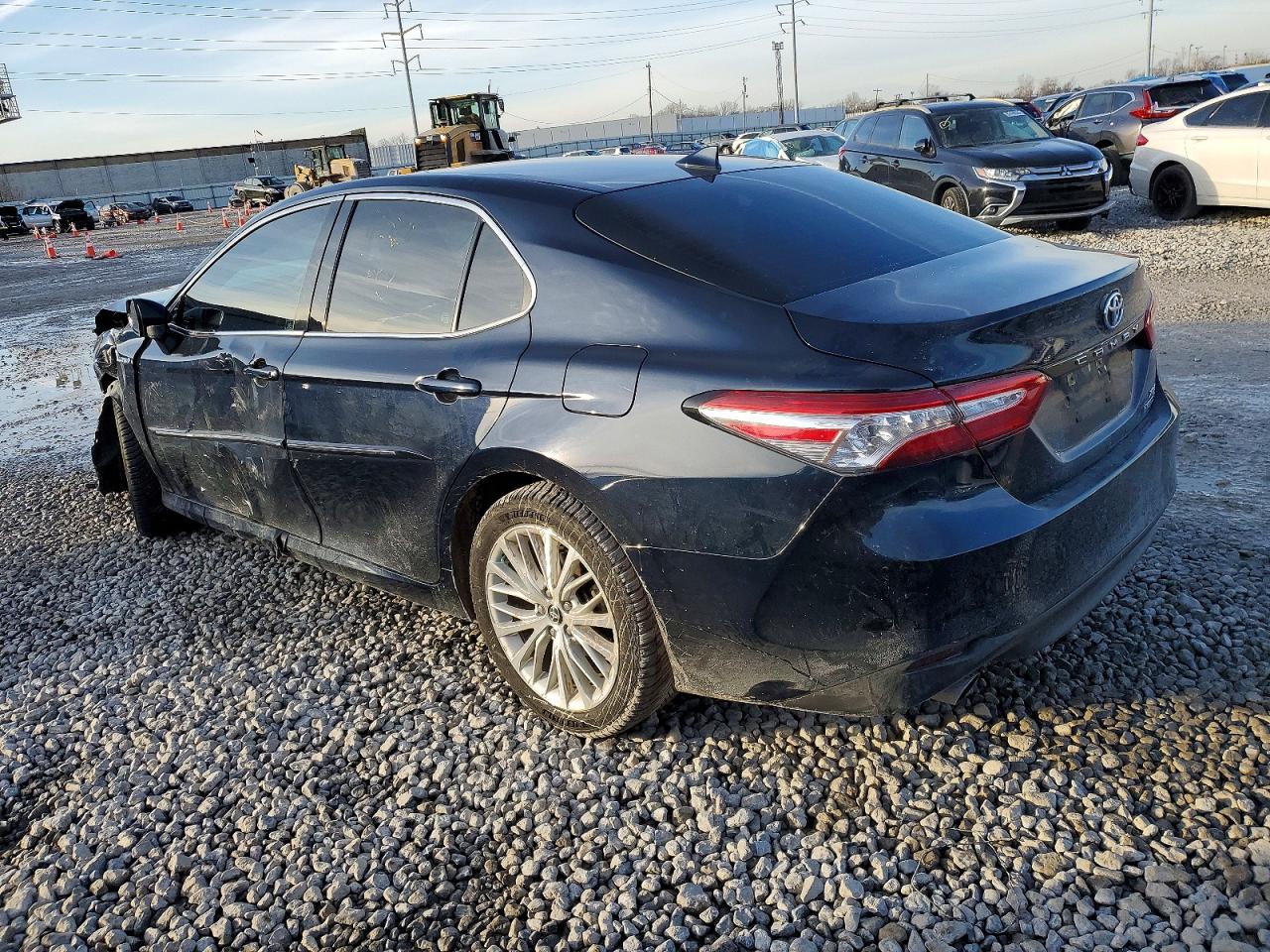 2020 TOYOTA CAMRY XLE photo 2