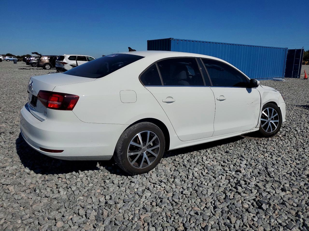 2017 VOLKSWAGEN JETTA SE photo 3