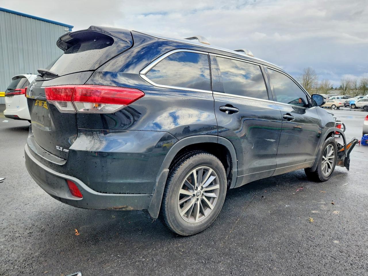 2017 TOYOTA HIGHLANDER SE photo 3
