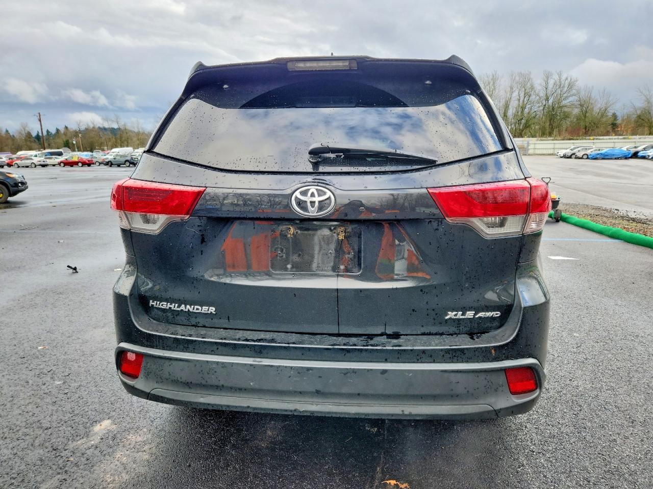 2017 TOYOTA HIGHLANDER SE photo 6