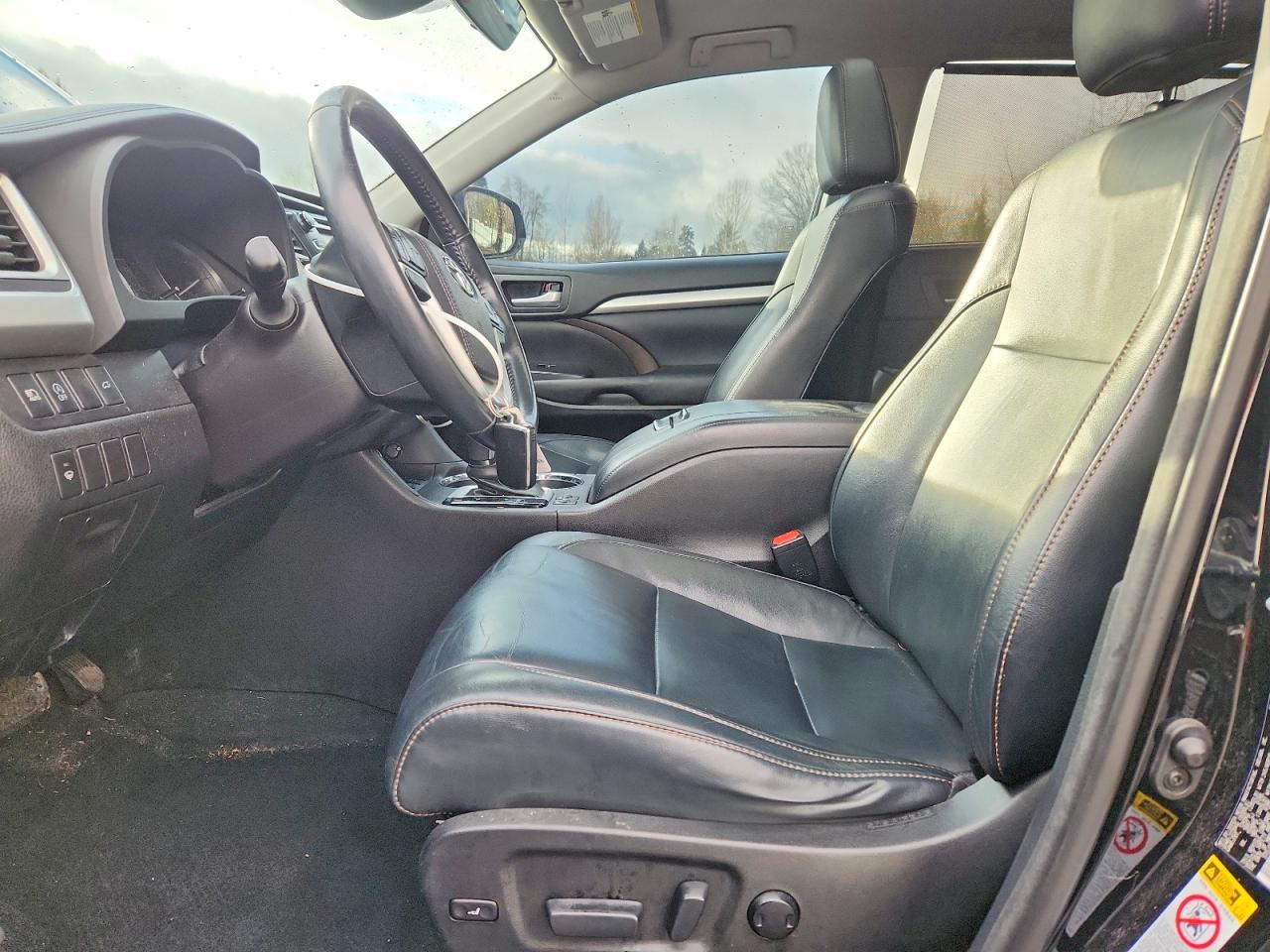 2017 TOYOTA HIGHLANDER SE photo 7