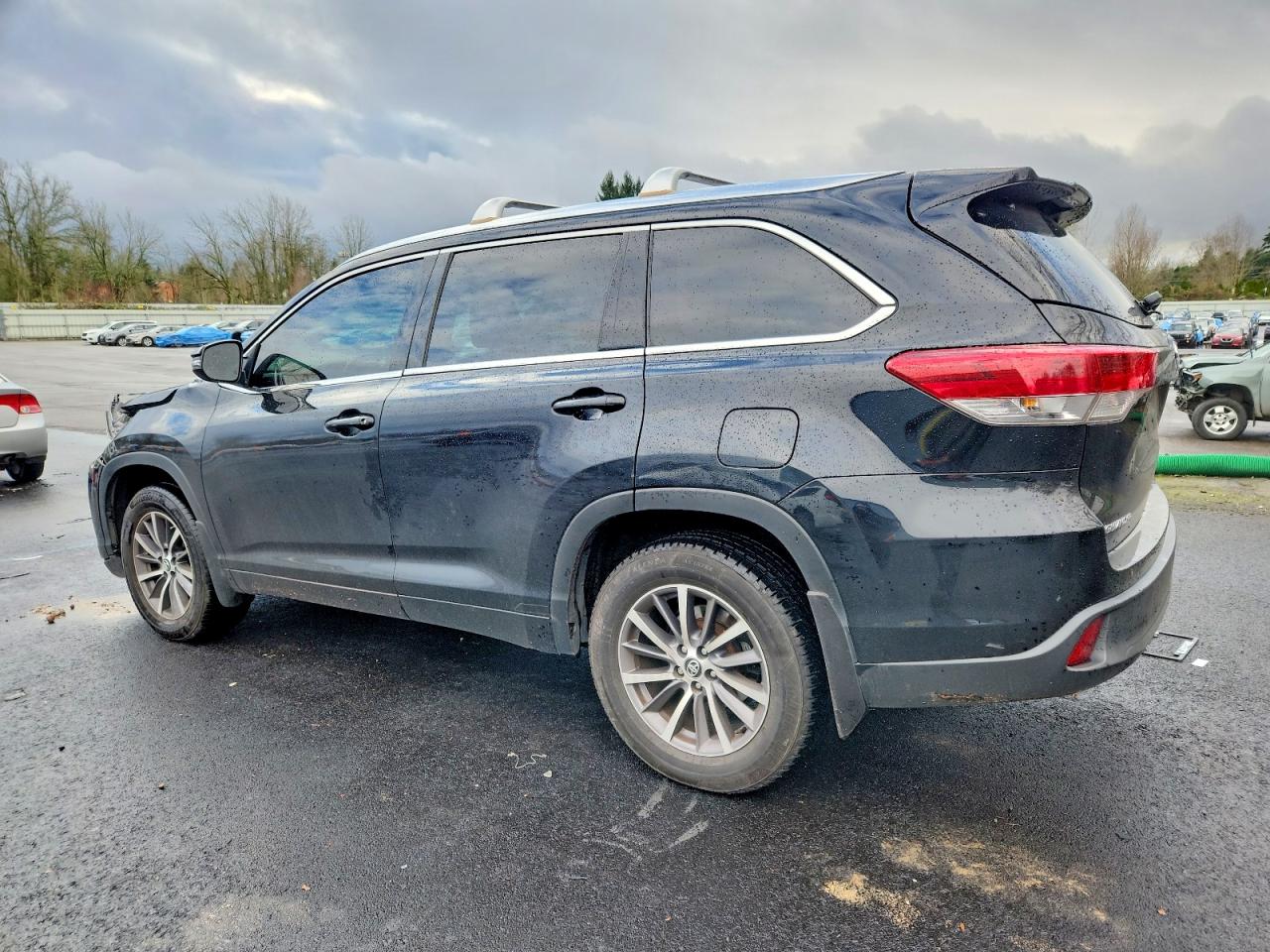 2017 TOYOTA HIGHLANDER SE photo 2