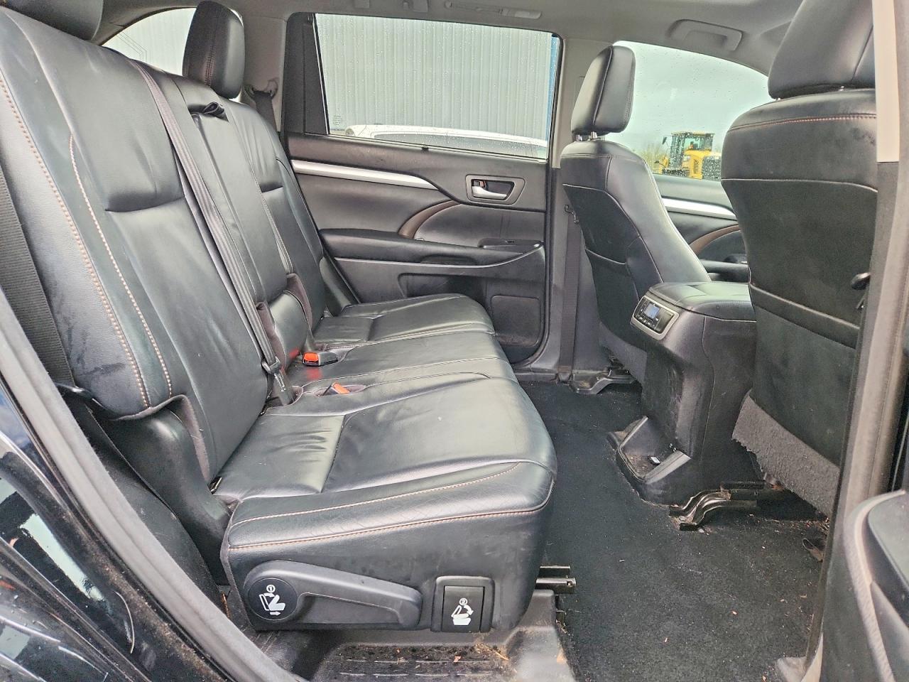 2017 TOYOTA HIGHLANDER SE photo 11
