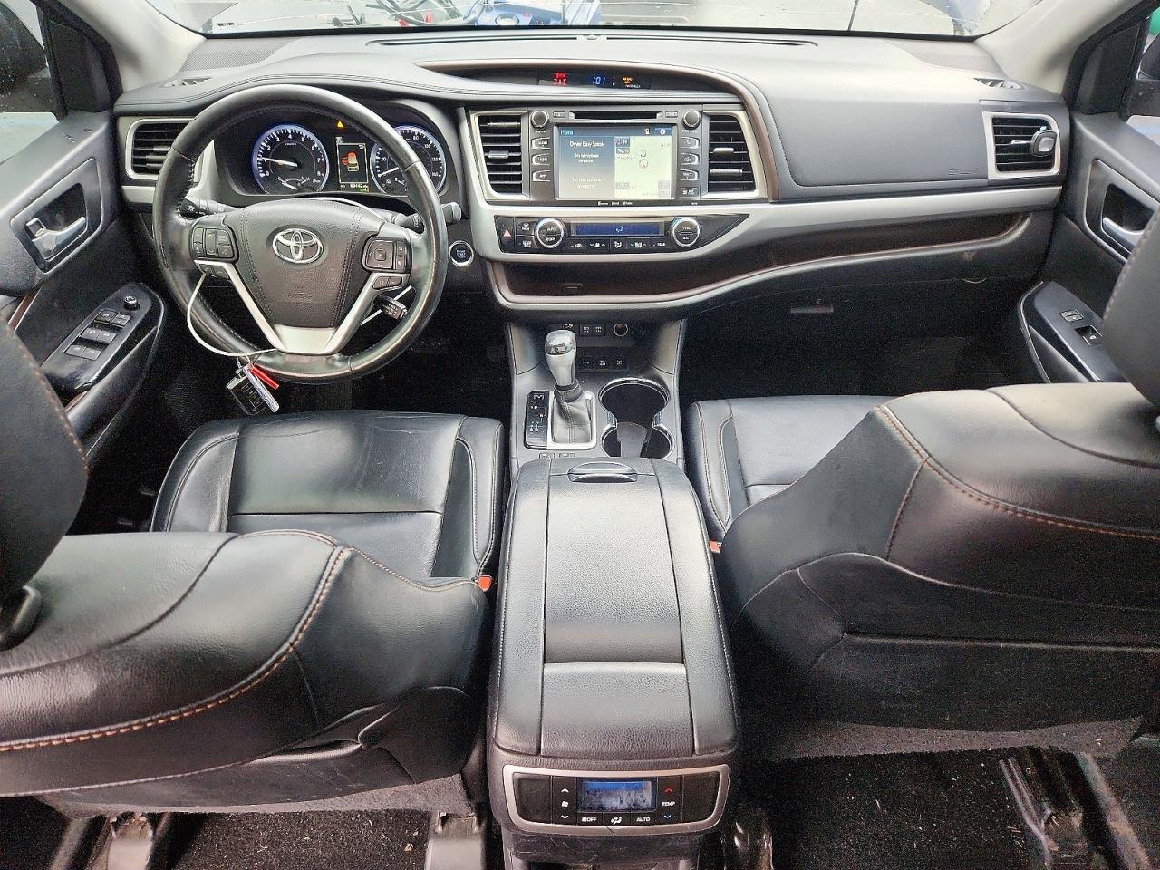 2017 TOYOTA HIGHLANDER SE photo 8