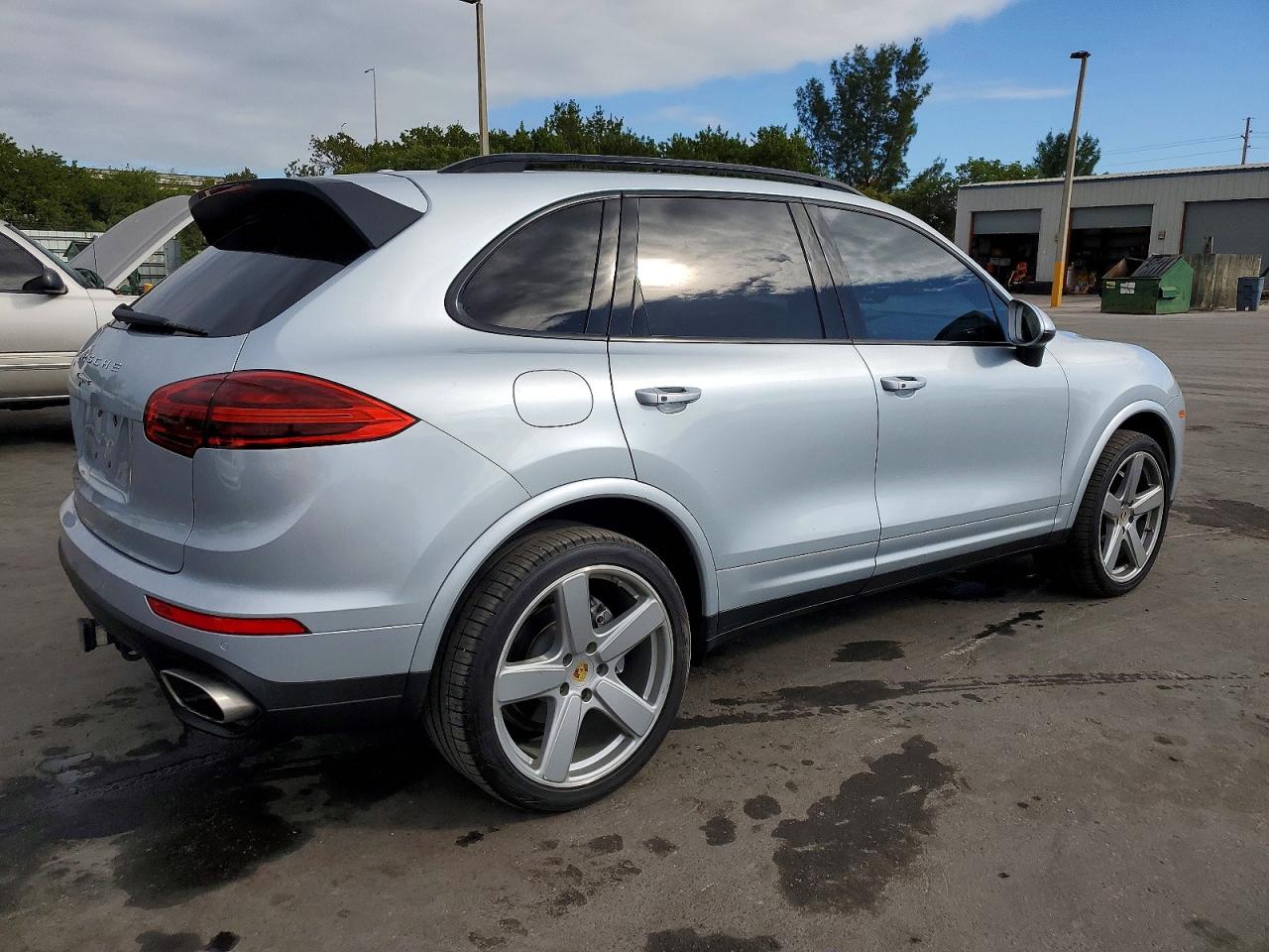 2017 PORSCHE CAYENNE photo 3