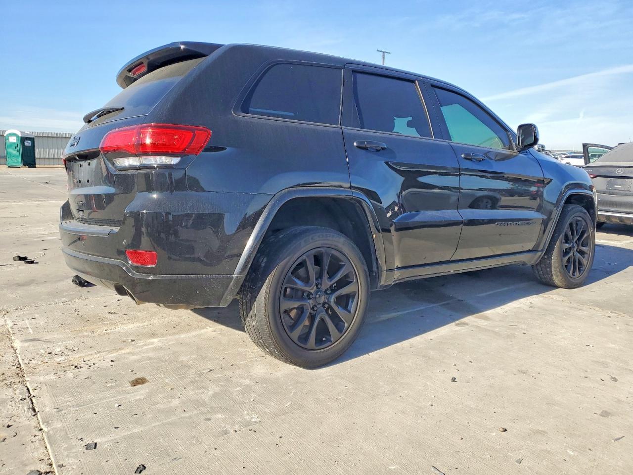2020 JEEP GRAND CHEROKEE LAREDO photo 3