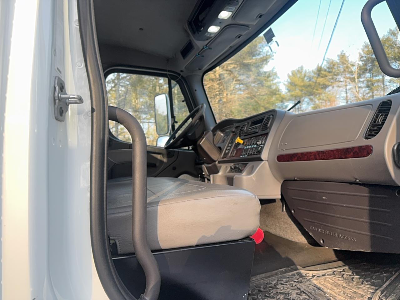 2013 FREIGHTLINER M2 106 MEDIUM DUTY photo 6
