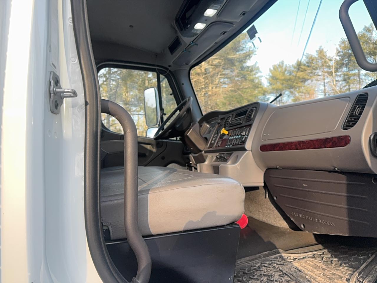 2013 FREIGHTLINER M2 106 MEDIUM DUTY photo 7