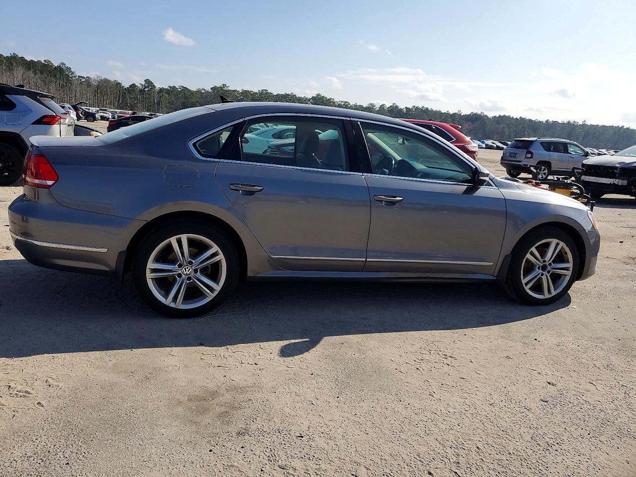 2015 VOLKSWAGEN PASSAT SEL photo 3