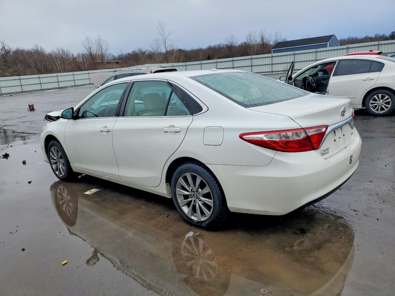 2017 TOYOTA CAMRY LE photo 2