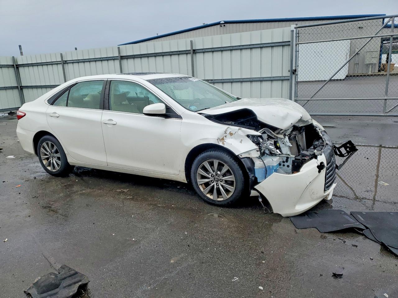 2017 TOYOTA CAMRY LE photo 4