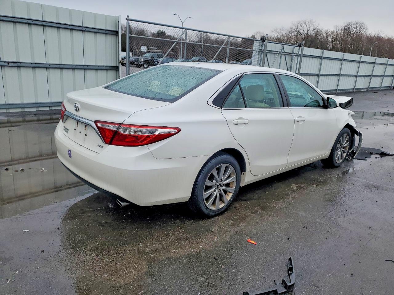 2017 TOYOTA CAMRY LE photo 3