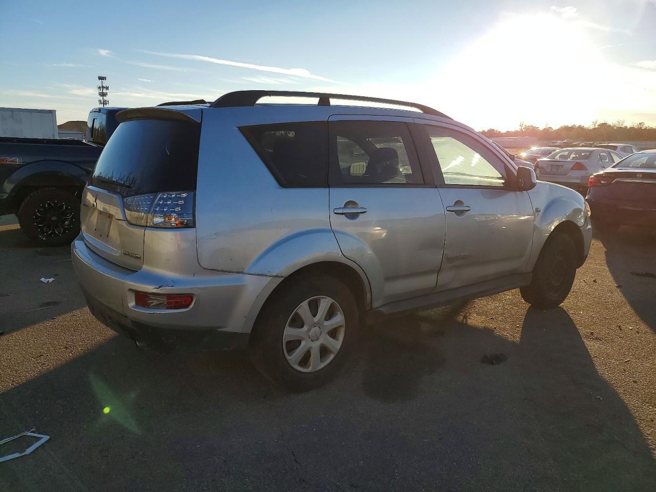 2012 MITSUBISHI OUTLANDER ES photo 3