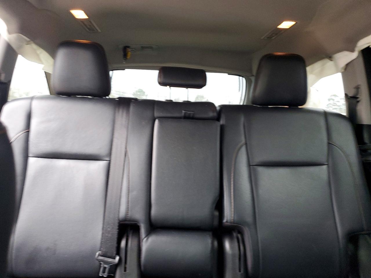 2017 TOYOTA HIGHLANDER SE photo 10