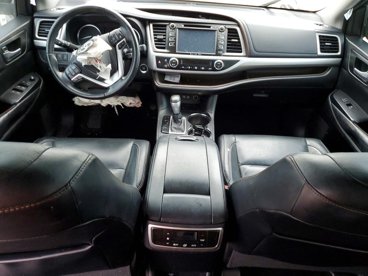 2017 TOYOTA HIGHLANDER SE photo 8