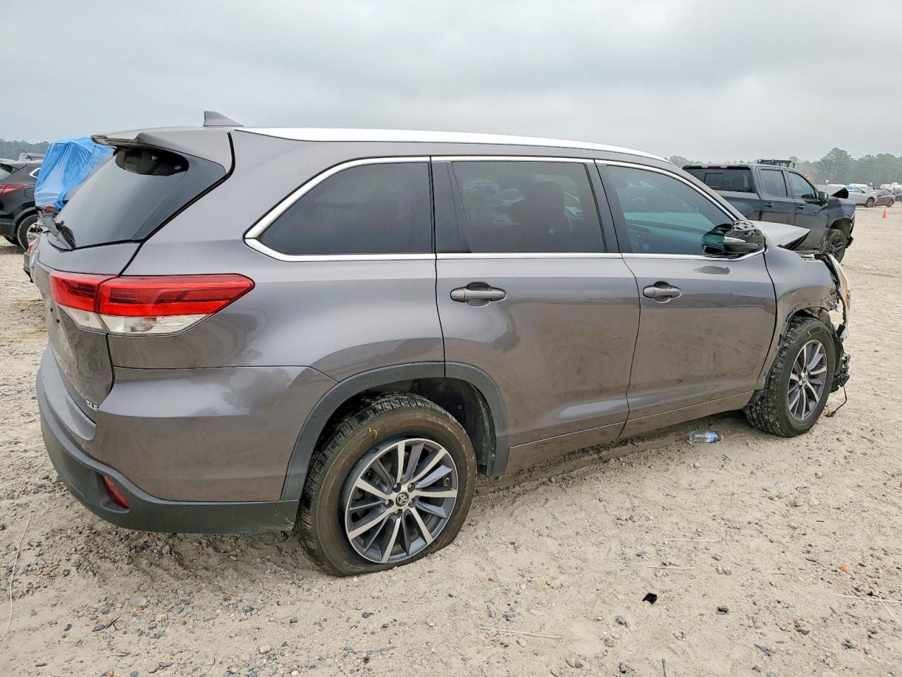 2017 TOYOTA HIGHLANDER SE photo 3