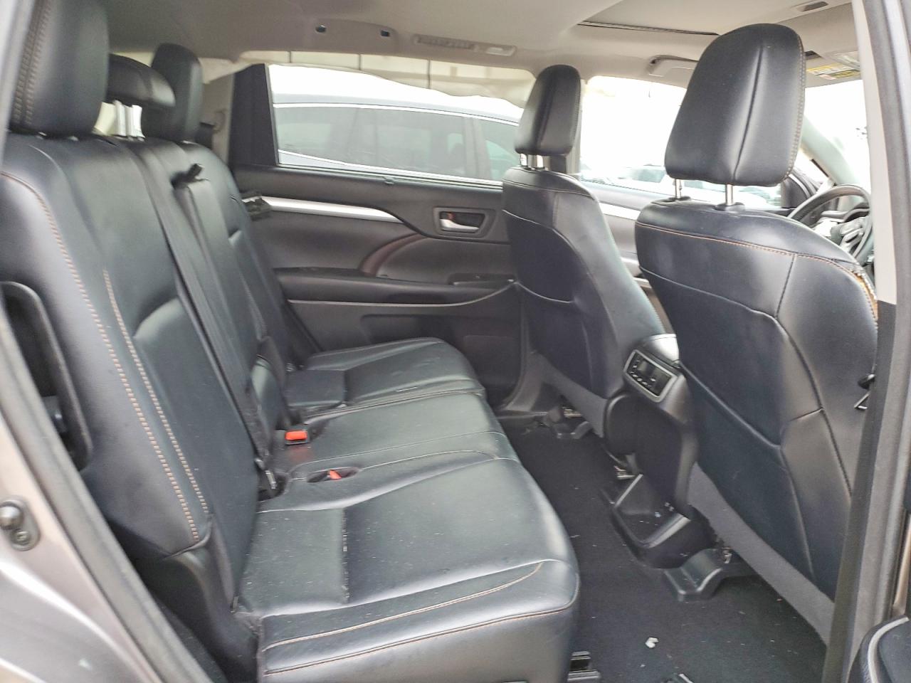 2017 TOYOTA HIGHLANDER SE photo 11