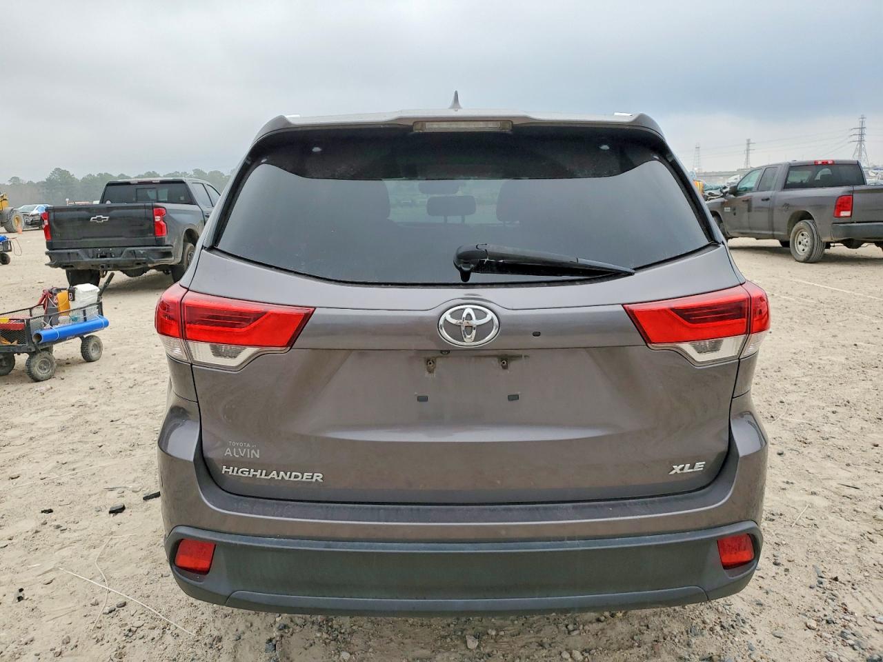2017 TOYOTA HIGHLANDER SE photo 6