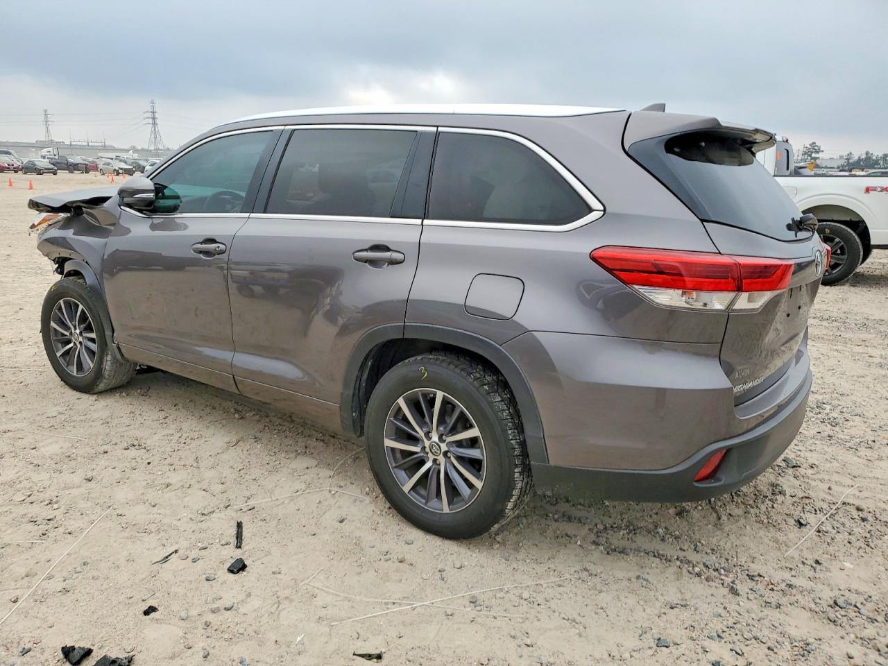 2017 TOYOTA HIGHLANDER SE photo 2