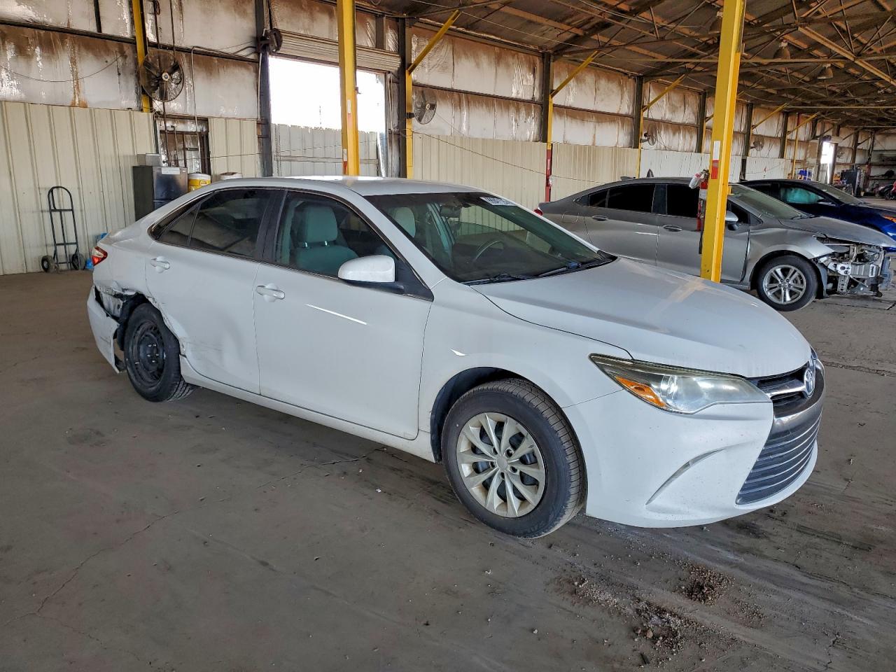 2017 TOYOTA CAMRY LE photo 4