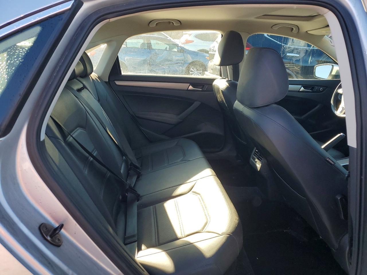 2014 VOLKSWAGEN PASSAT SE photo 10