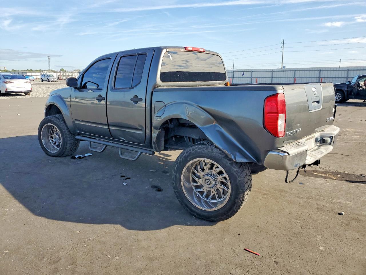 2005 NISSAN FRONTIER CREW CAB LE photo 2