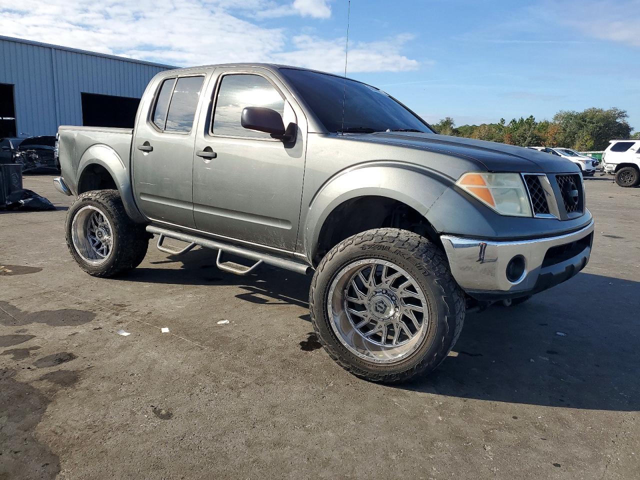 2005 NISSAN FRONTIER CREW CAB LE photo 4
