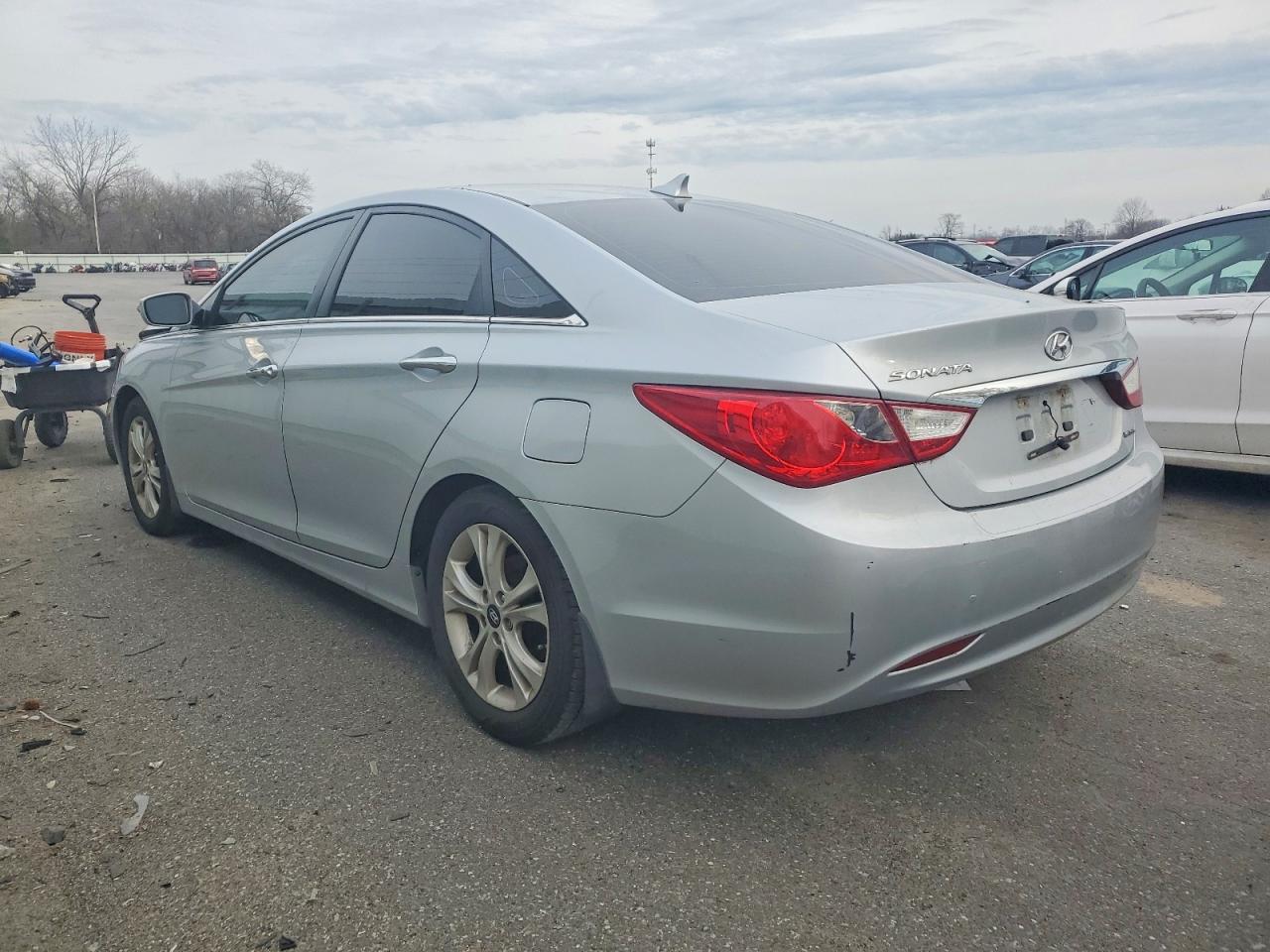 2011 HYUNDAI SONATA SE photo 2