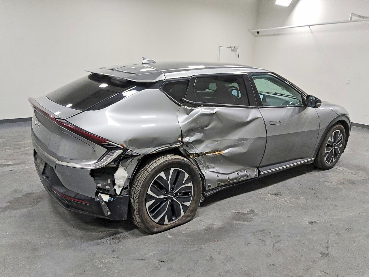 2023 KIA EV6 LIGHT photo 3