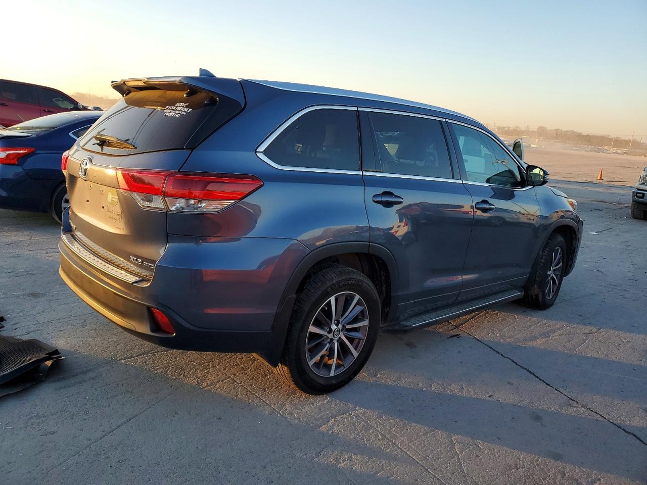 2018 TOYOTA HIGHLANDER XLE photo 3
