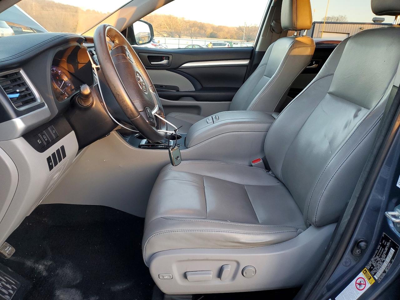2018 TOYOTA HIGHLANDER XLE photo 7