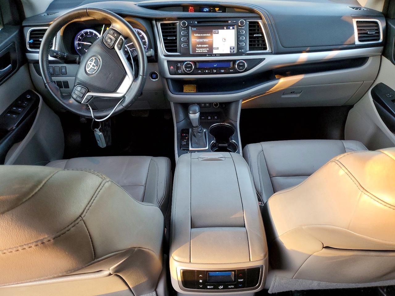 2018 TOYOTA HIGHLANDER XLE photo 8