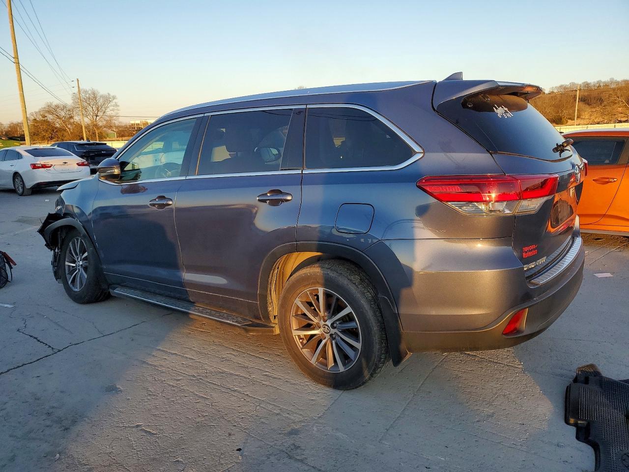 2018 TOYOTA HIGHLANDER XLE photo 2