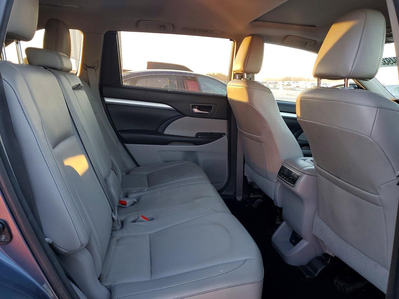 2018 TOYOTA HIGHLANDER XLE photo 10