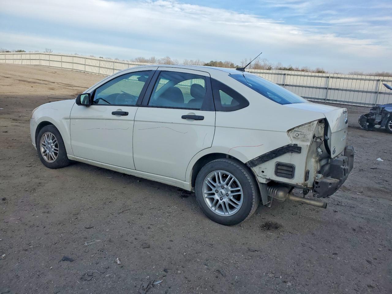 2009 FORD FOCUS SE photo 2