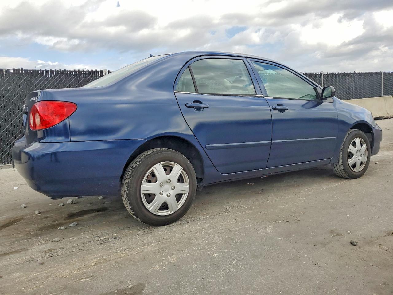 2005 TOYOTA COROLLA CE photo 3