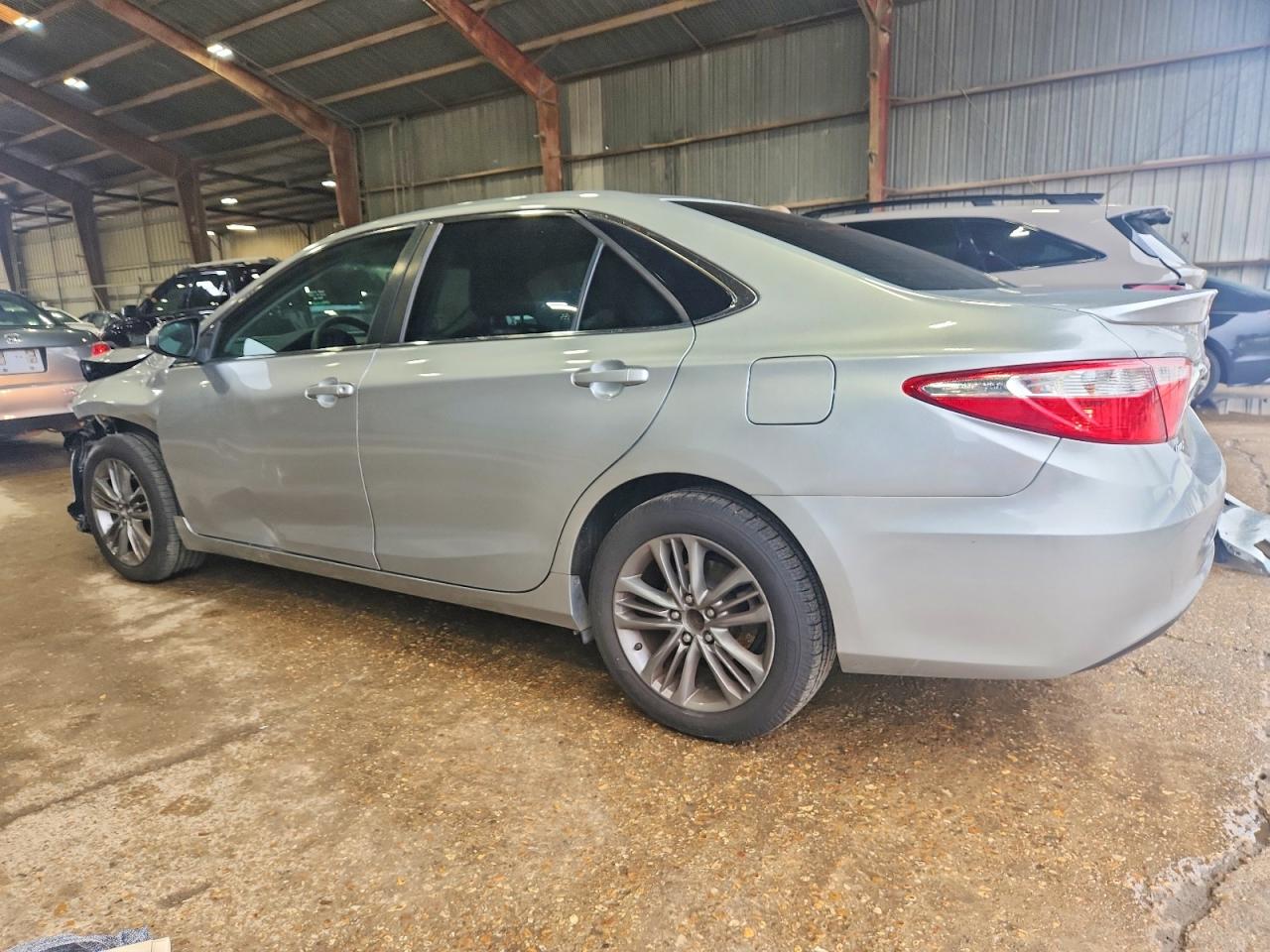 2016 TOYOTA CAMRY LE photo 2